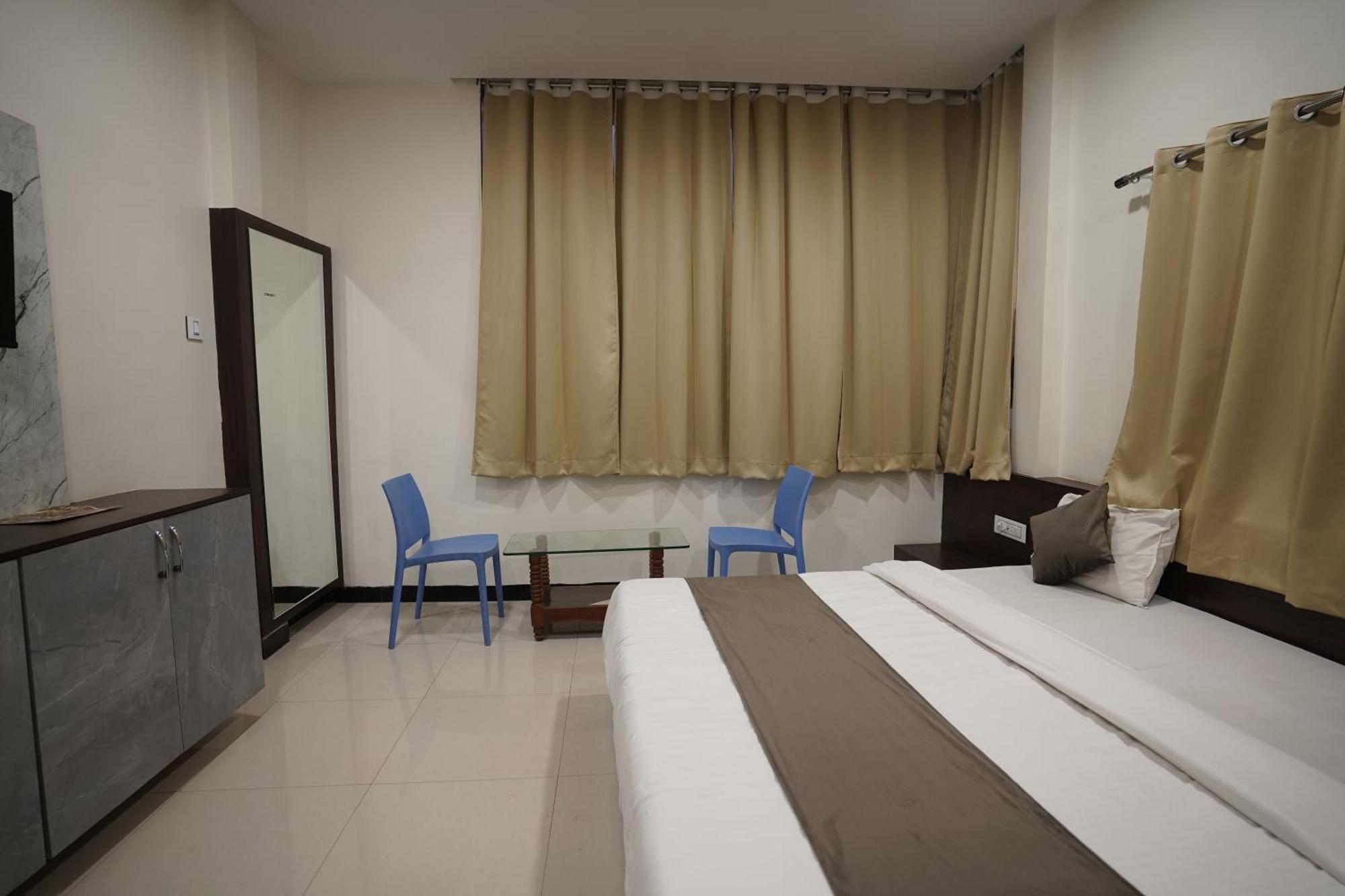 Hotel Dev Kripa 우자인 외부 사진
