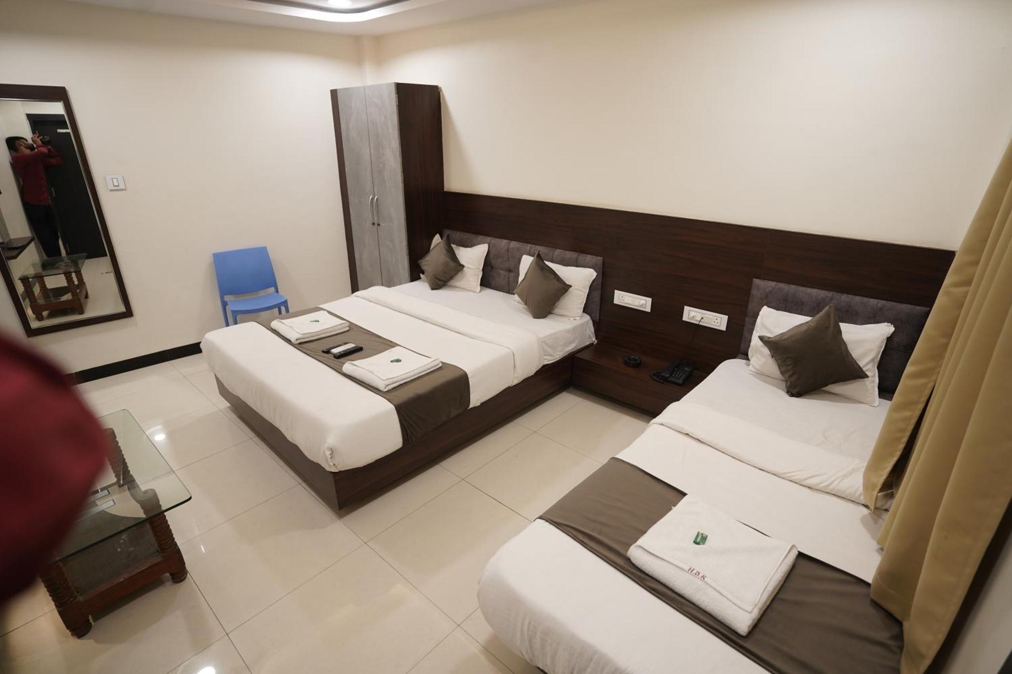Hotel Dev Kripa 우자인 외부 사진