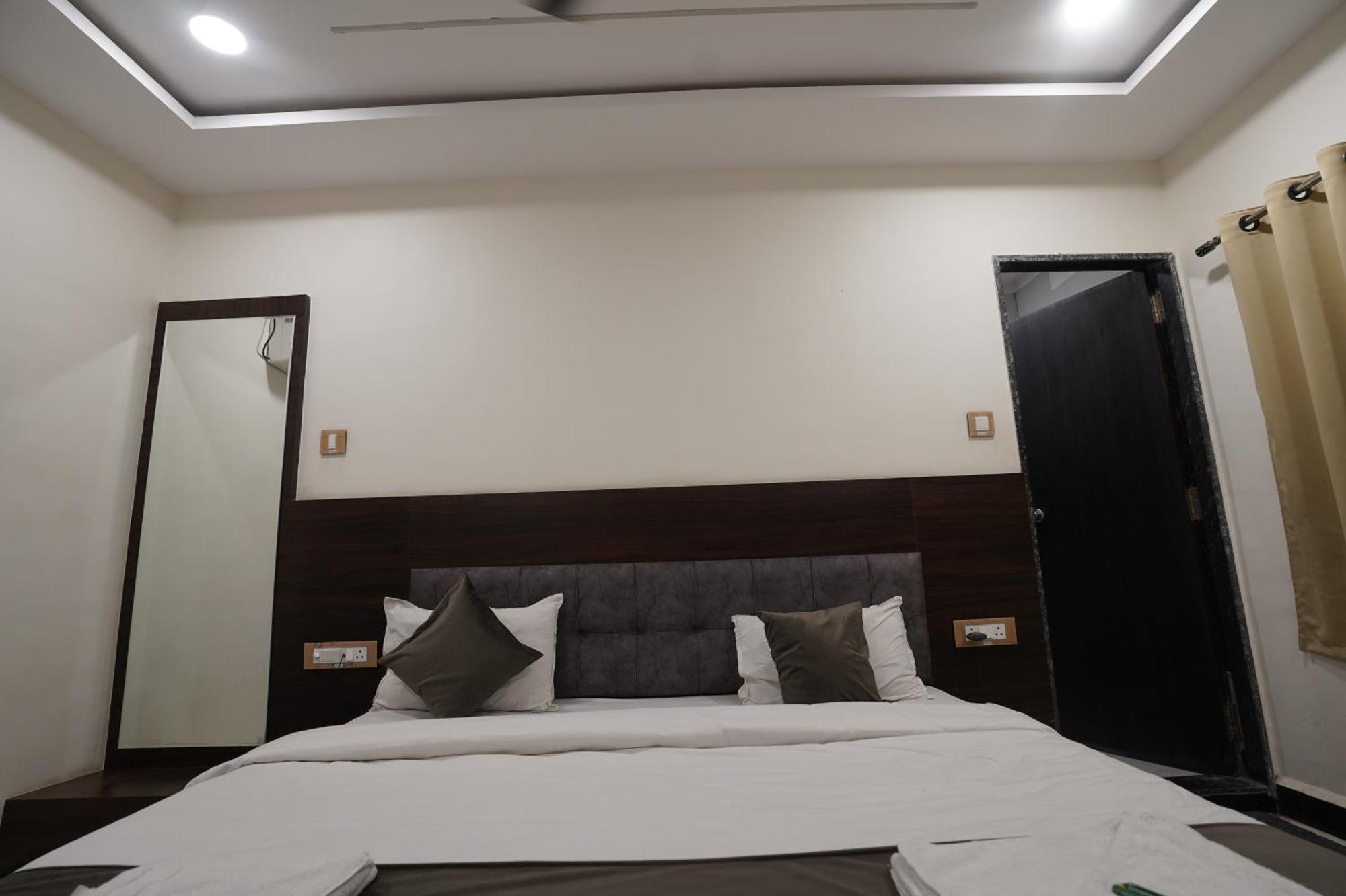 Hotel Dev Kripa 우자인 외부 사진