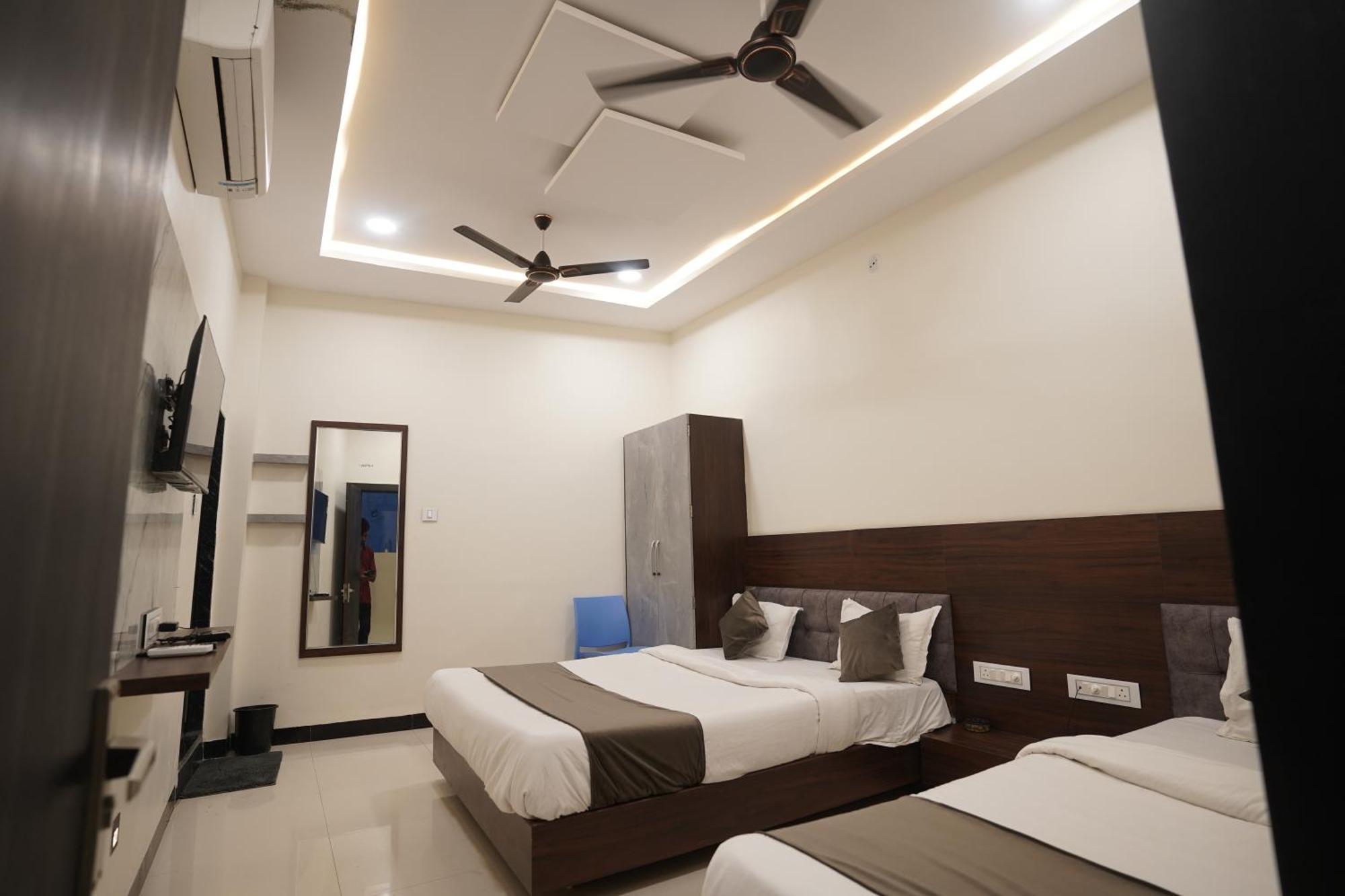 Hotel Dev Kripa 우자인 외부 사진