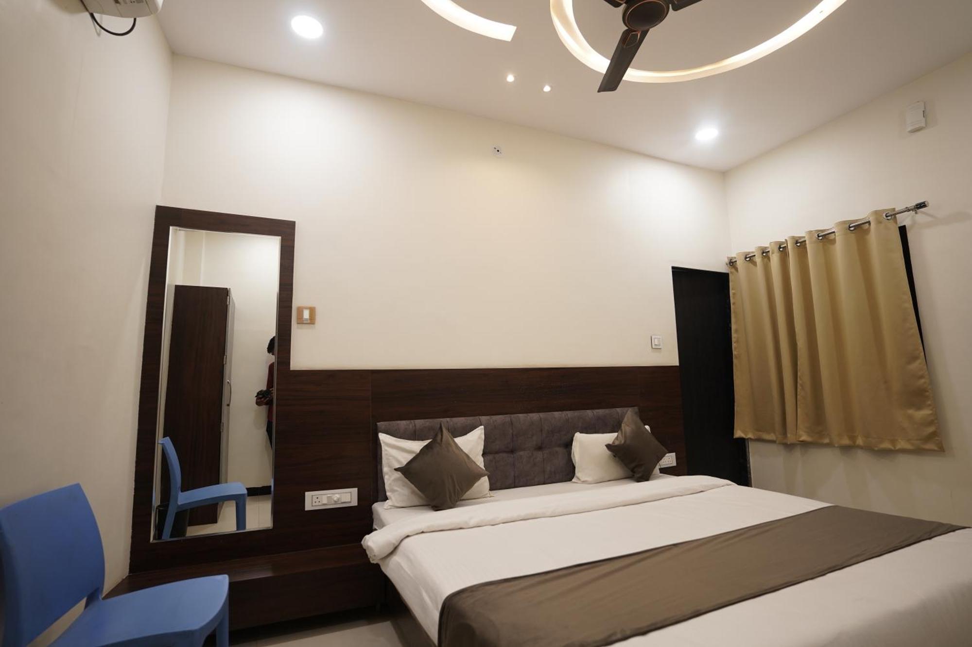 Hotel Dev Kripa 우자인 외부 사진