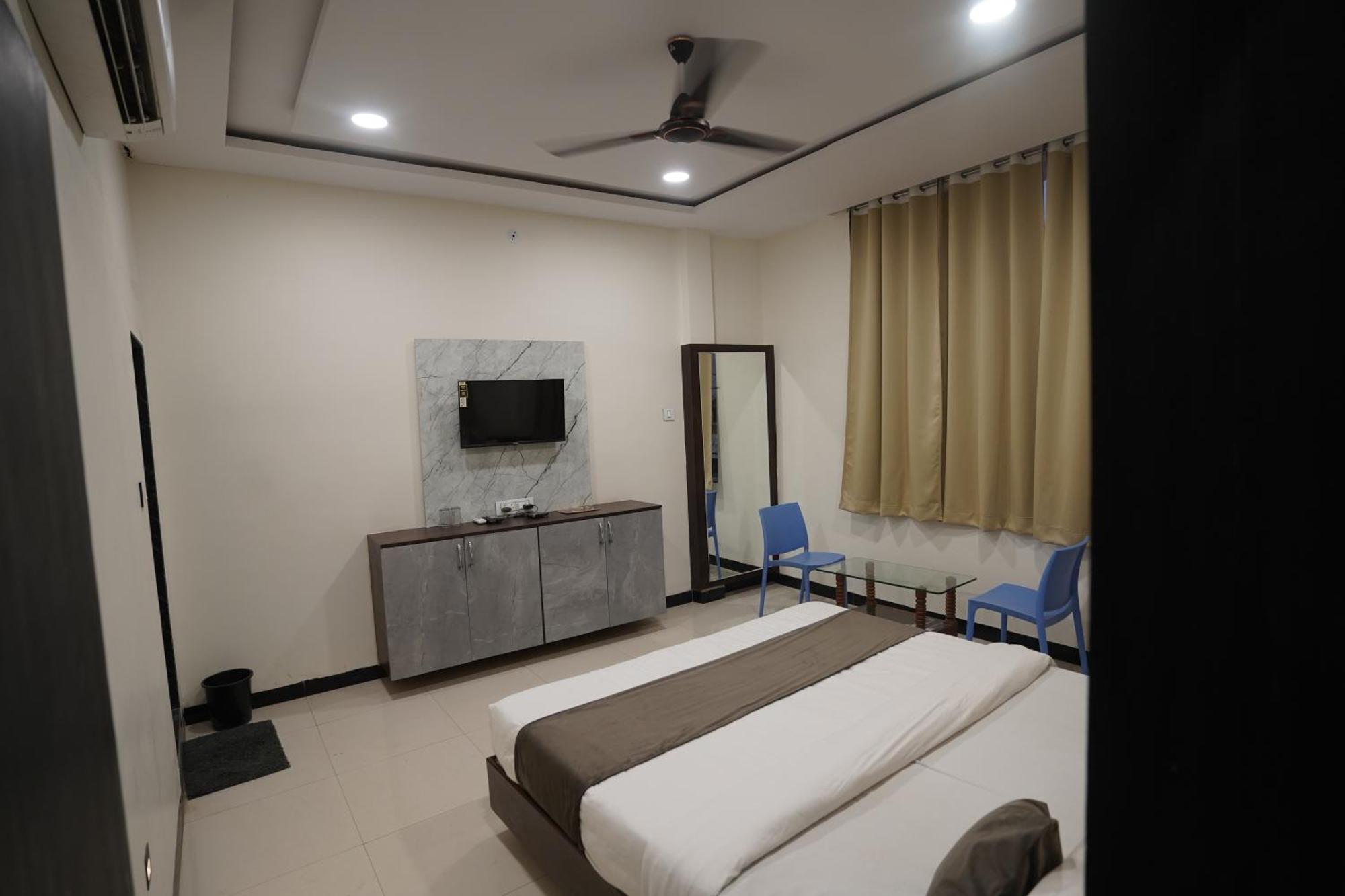 Hotel Dev Kripa 우자인 외부 사진