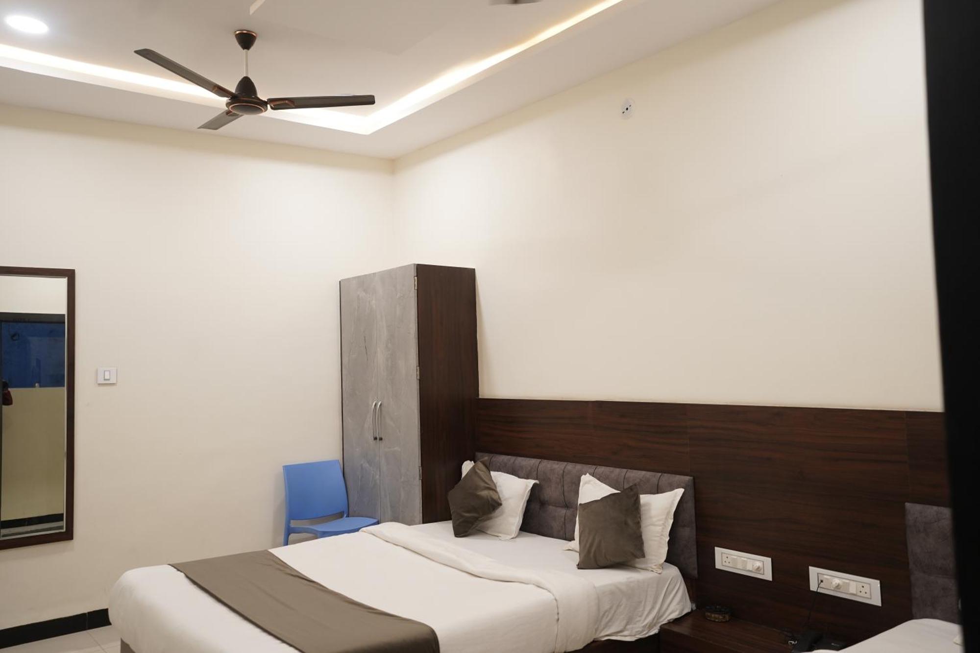Hotel Dev Kripa 우자인 외부 사진