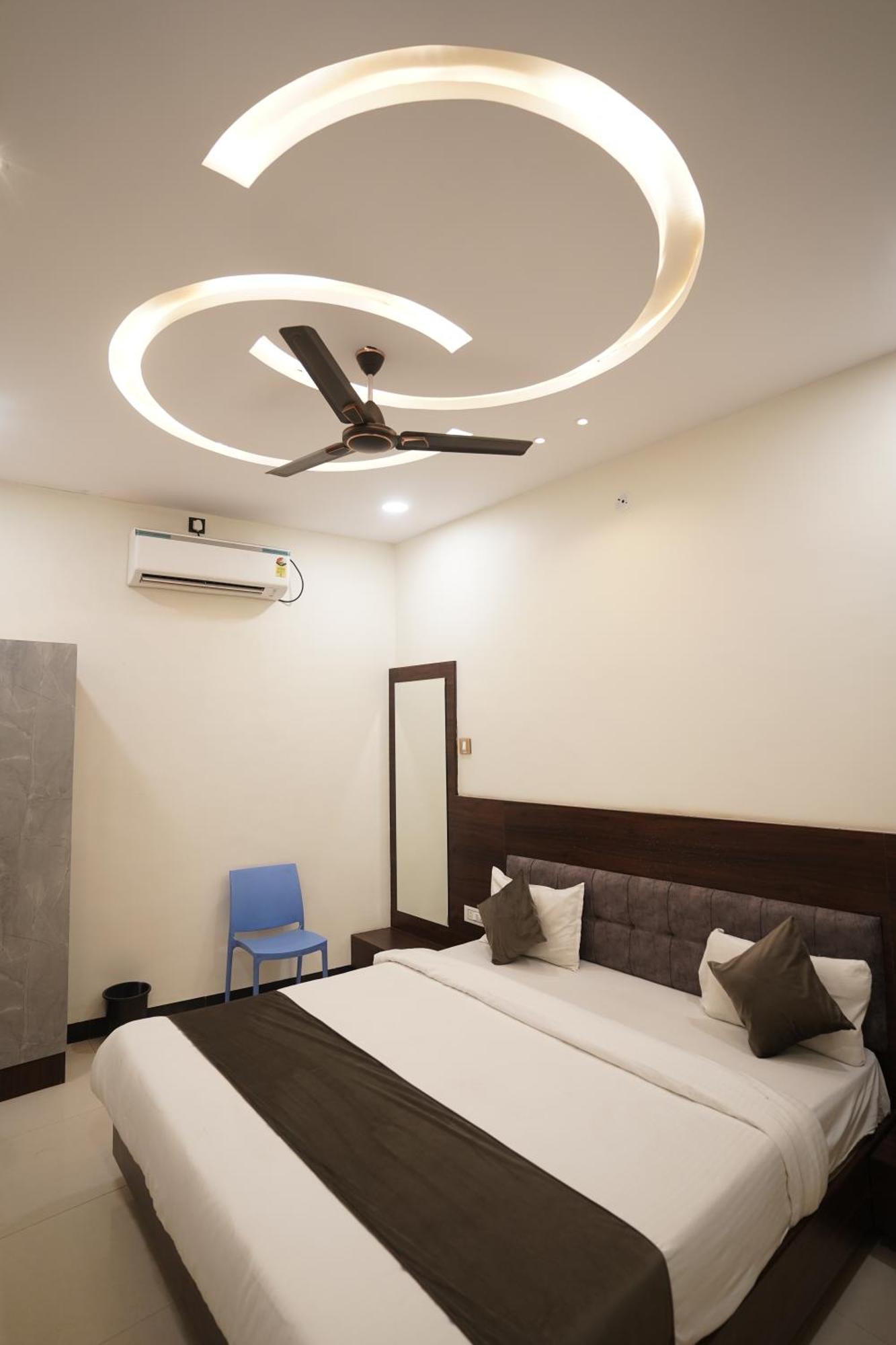 Hotel Dev Kripa 우자인 외부 사진