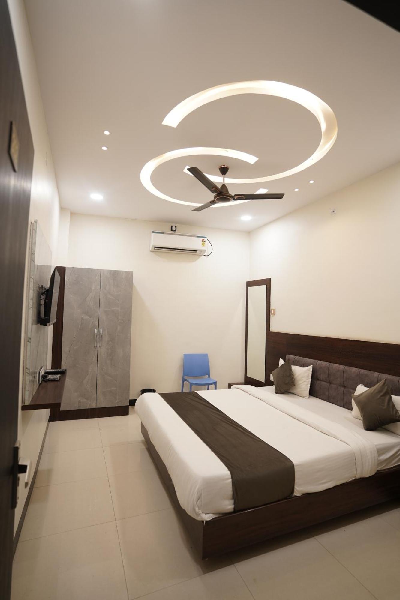 Hotel Dev Kripa 우자인 외부 사진