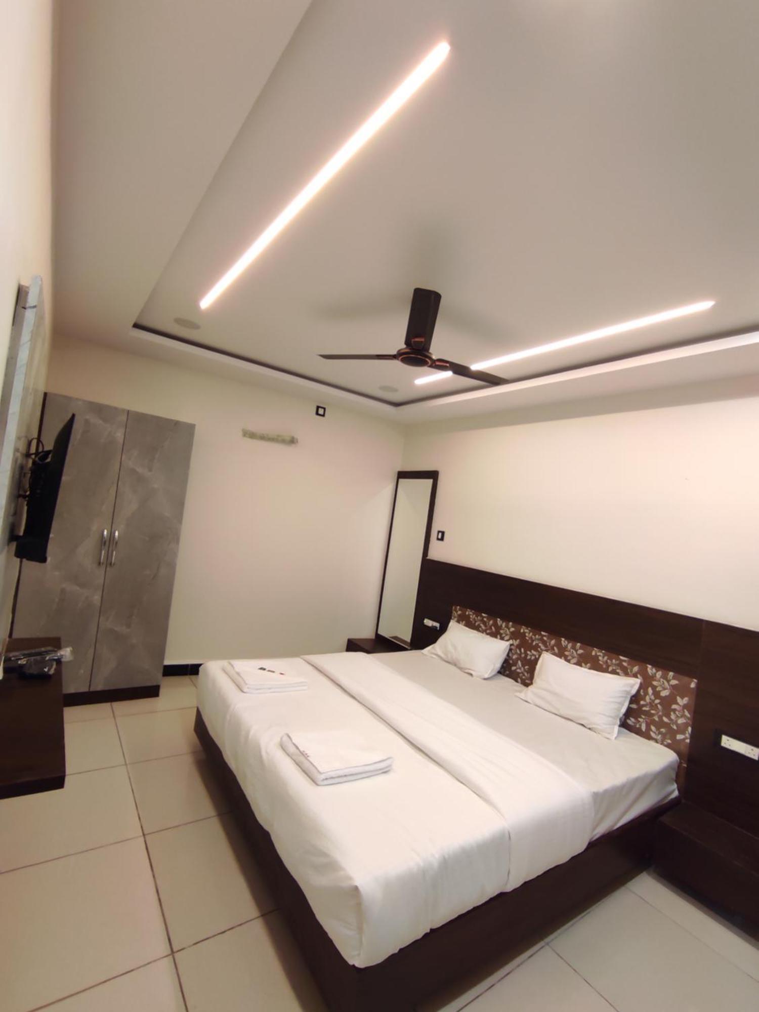Hotel Dev Kripa 우자인 외부 사진